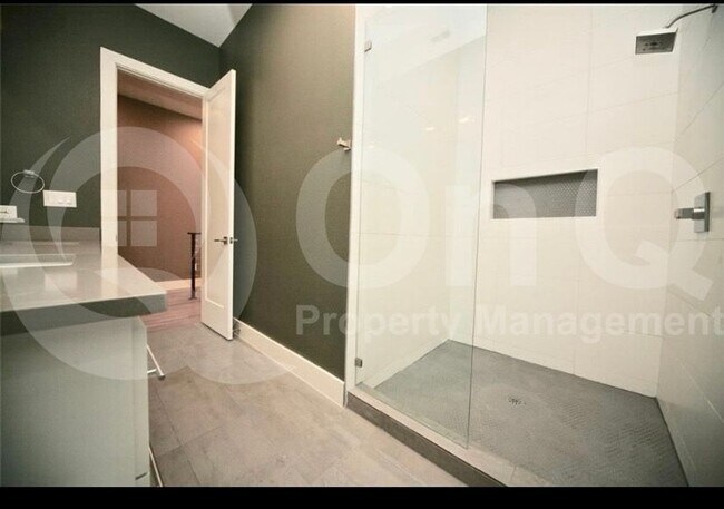 Building Photo - 4417 Munger Ave
