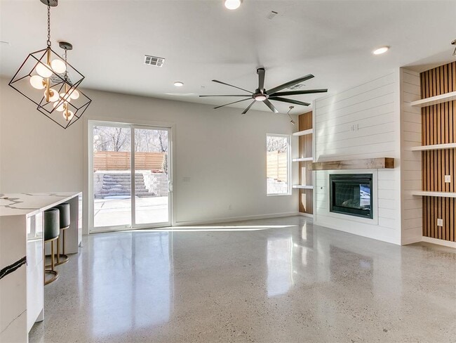 Building Photo - 605 N Idaho Ave