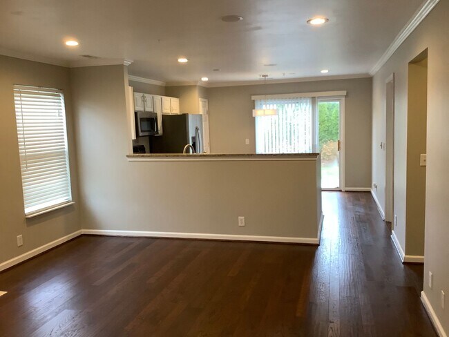 Building Photo - Bellevue - 3 bedrooms - 2 1/2 baths home