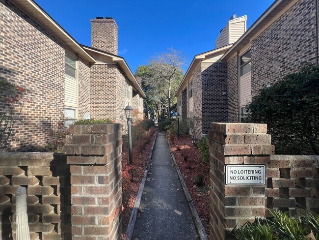 Building Photo - 2.5 Blocks to the Beach! Unfurnished 2 Bedroom, 2 Bath Condo on 1st Floor!