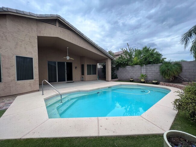 Building Photo - 4 BEDROOM WITH POOL