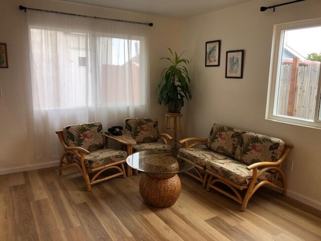 Building Photo - 2 bedroom 1.5 bath Apartment