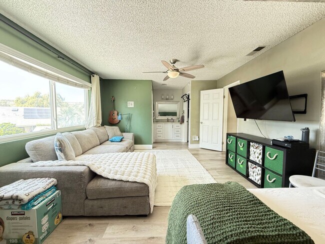 Building Photo - Move in Ready 3bed/3bath, beautiful backyard