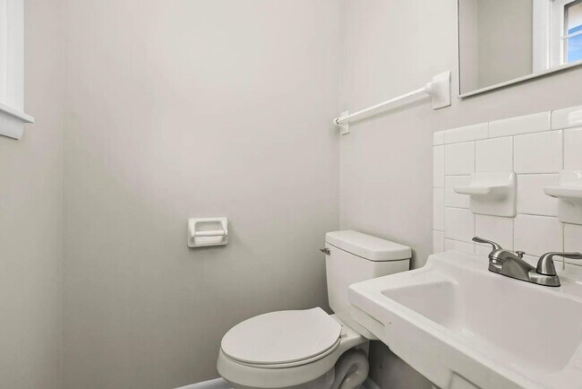 Building Photo - 3214 Doverside Dr