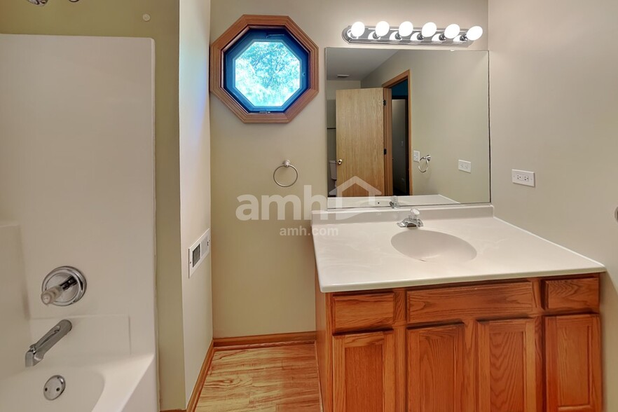Building Photo - 481 Pheasant Chase Dr