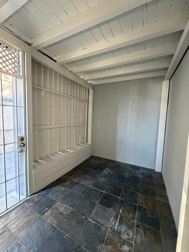 Building Photo - 11610 Oxnard St