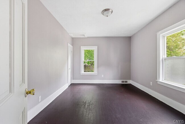Building Photo - 122 Putnam St