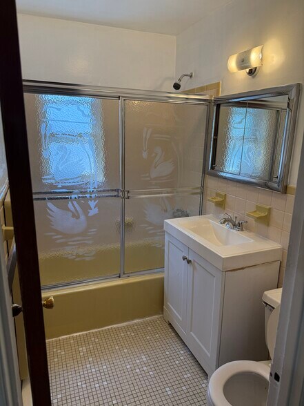 Building Photo - 722 Throggs Neck Expy