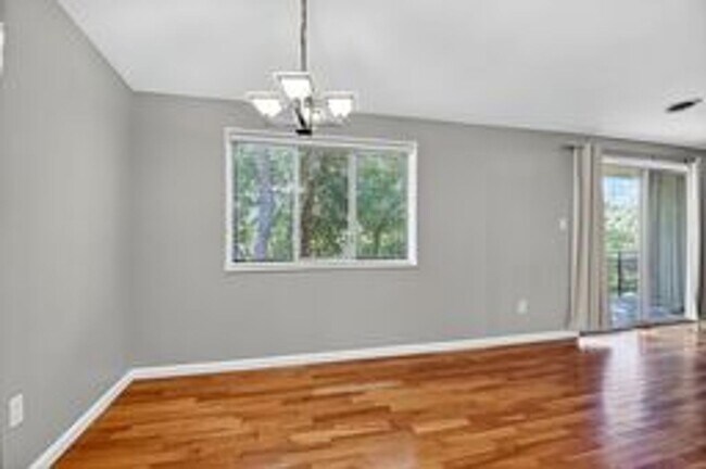 Building Photo - Fabulous 2BR/1BA Top Floor Condo in Grosve...