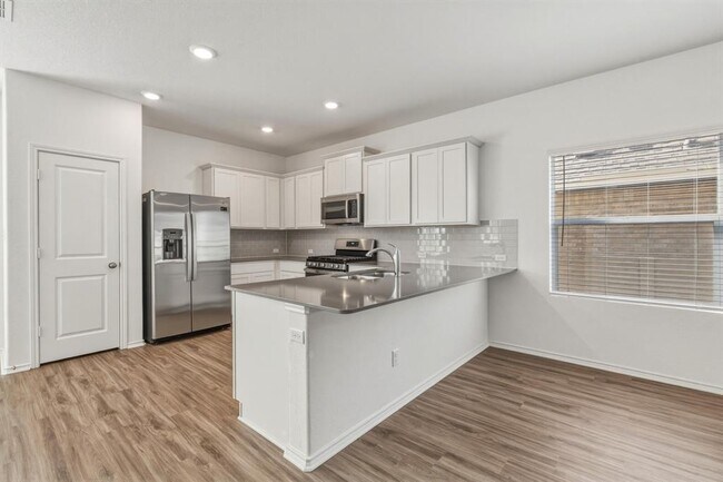 Building Photo - 913 Legends Ln