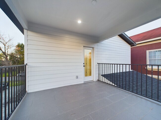 Building Photo - 5029 Creekmont Dr