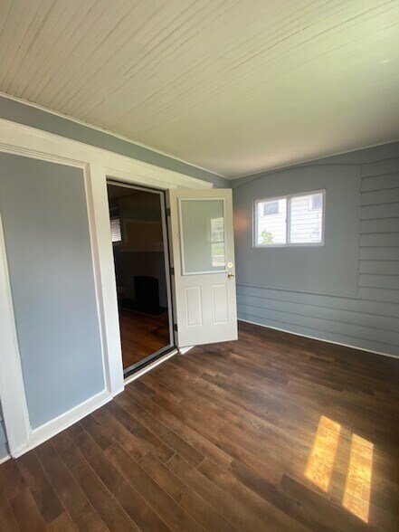 Building Photo - 2411 E Genesee St