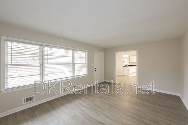 Building Photo - 2058 River Rd