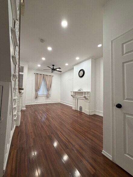 Living room (angle 2) - 1641 Edgley St