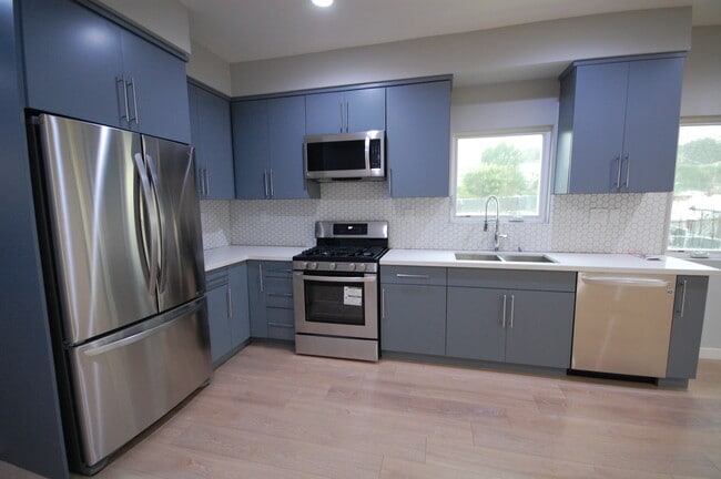 Building Photo - 648 1/2 N Serrano Ave