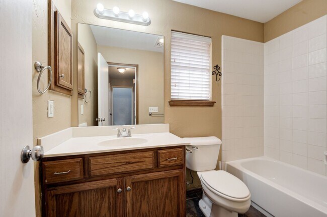 Building Photo - Gorgeous 3 bedroom 2 Bath Home in the Heart of Edmond