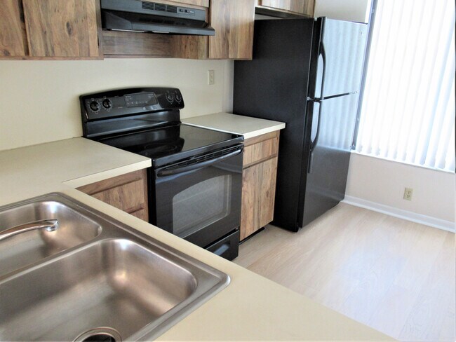 Building Photo - Water/Pool Front 2/2 Annual Unfurnished Condo 3rd  Floor Villa Palma Del Mar