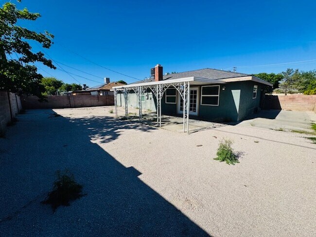 Building Photo - Gorgeous Remodeled 4+2 - $3100