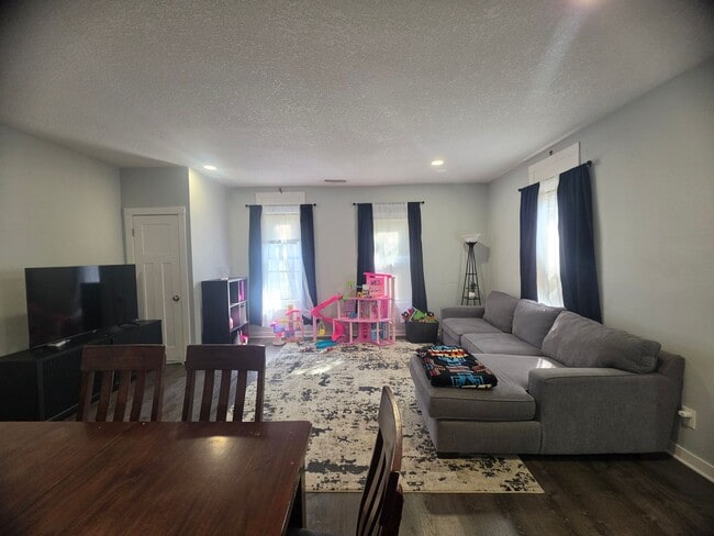 Building Photo - 626 NE Taylor St