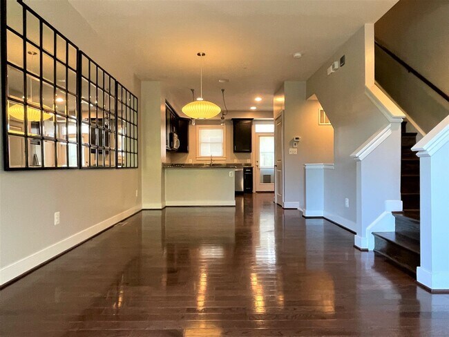 Building Photo - Lovely 3 BR/3.5 BA Townhome in Brookline!