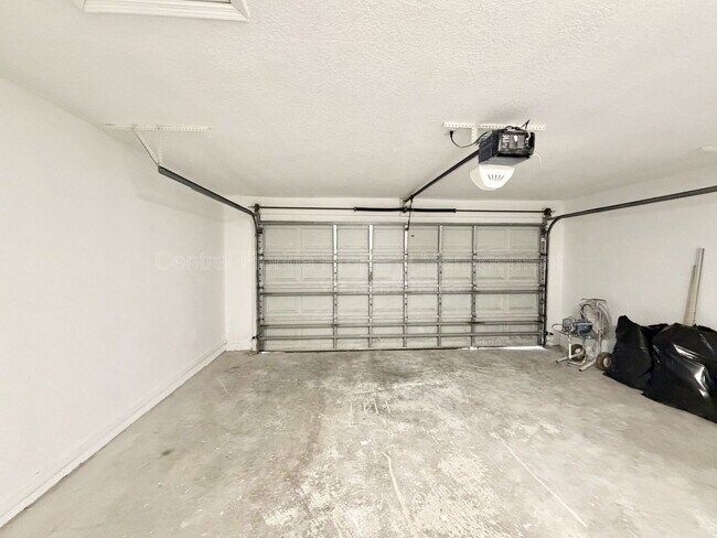 Building Photo - 1909 Bayport Dr