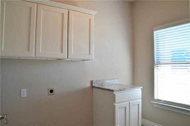Building Photo - 1800 SW Riverstone Rd