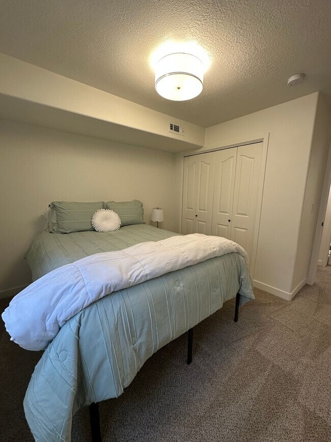 Building Photo - Partially furnished condo in Orem