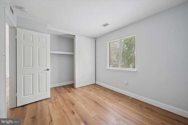 Building Photo - 206 Hickory Ct