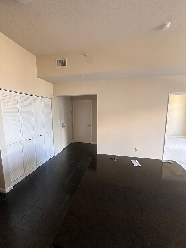 Building Photo - 1BR High-Rise with Balcony & Views