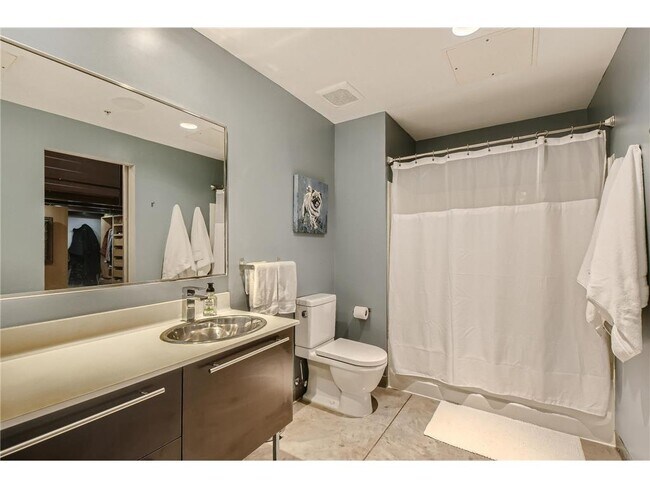 Building Photo - 700 N Washington Ave