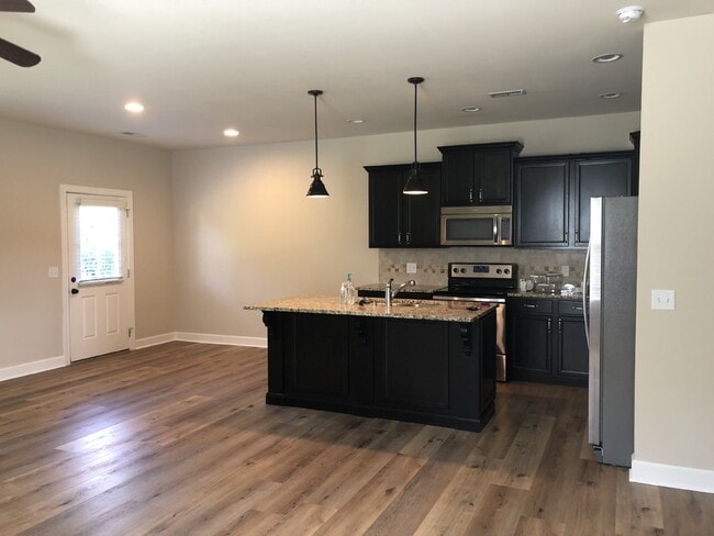 Building Photo - 3BD 2.5 BA TOWNHOME FOR RENT IN COOPER SQ