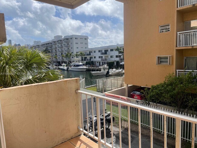 Building Photo - 3522 NE 171 St