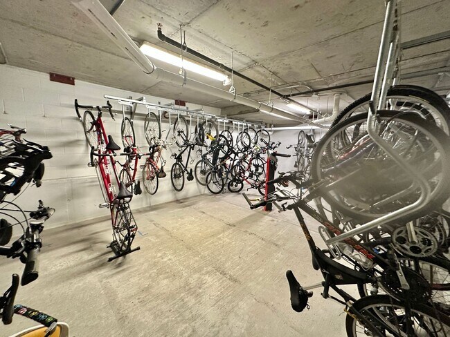 Building Photo - MOVE -IN SPECIAL-FREE RENT! Luxury 2 Bedro...