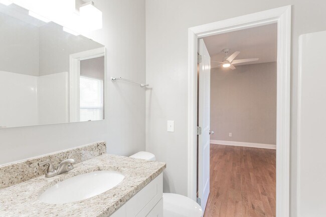 Building Photo - Downtown 3 bedroom Cottage