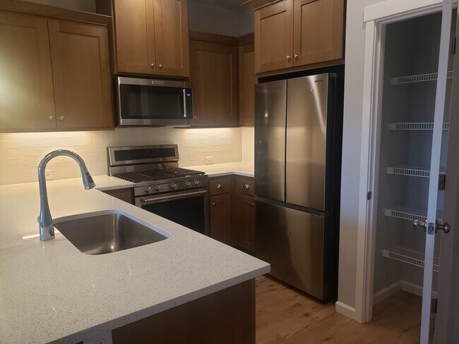 Building Photo - Reed's Crossing 2 bed/2.5 bath Townhome!