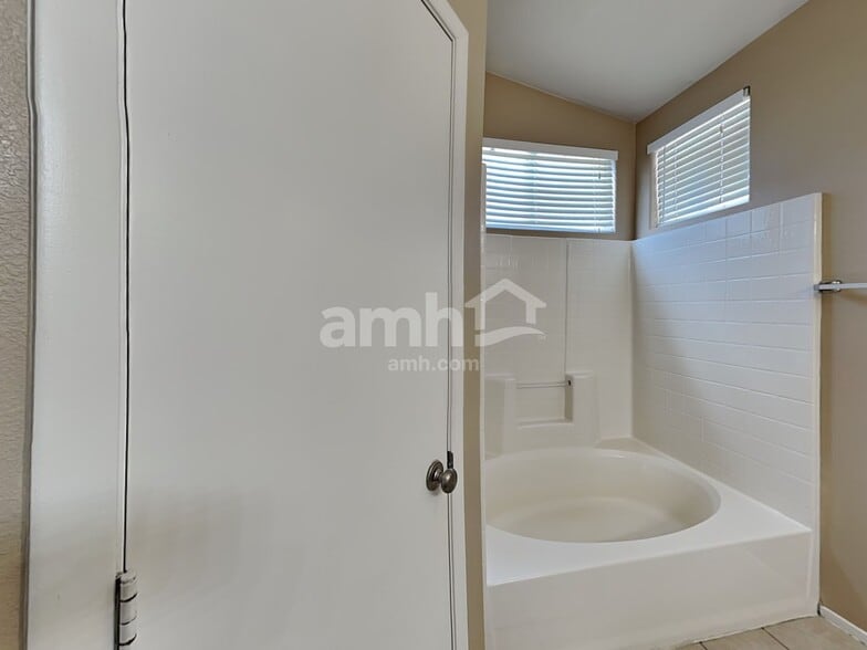 Building Photo - 7400 Fencerow St