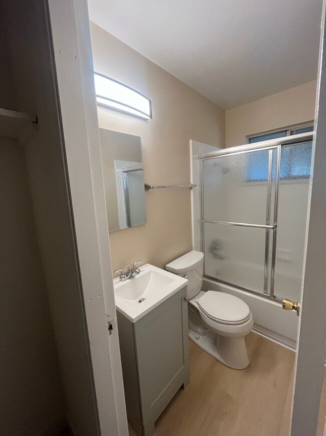 Building Photo - Upstairs 1 bedroom 1 bath apartment w/ ass...