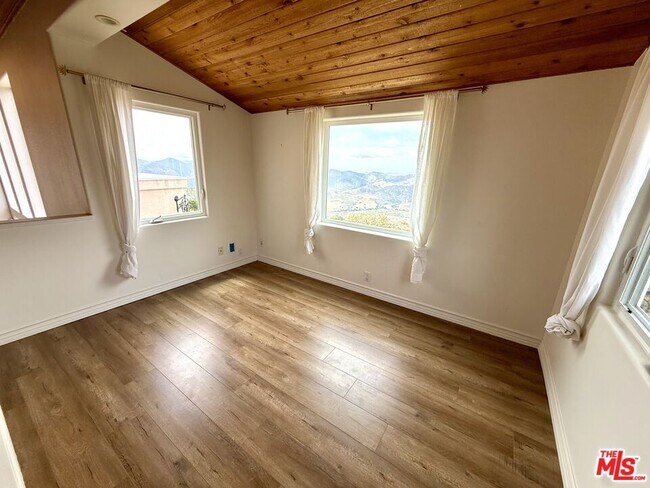 Building Photo - 10827 Pacific View Dr