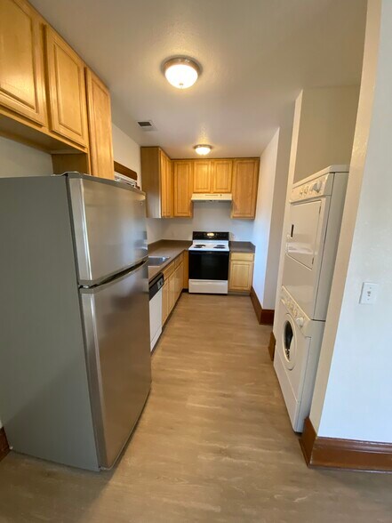 Building Photo - 2110 Grove Cir