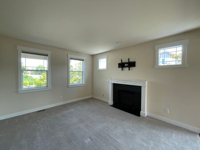 Building Photo - 13904 North Pointe Cir