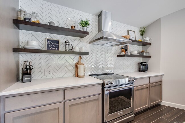 Building Photo - 1810 Lakeshore Dr