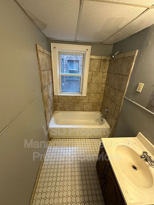 Building Photo - 3289 E 143rd St