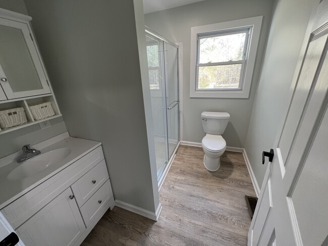 1st main bath - 3760 Reid Rd