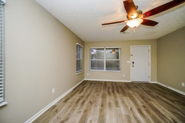 Building Photo - 1994 Ashburn Dr