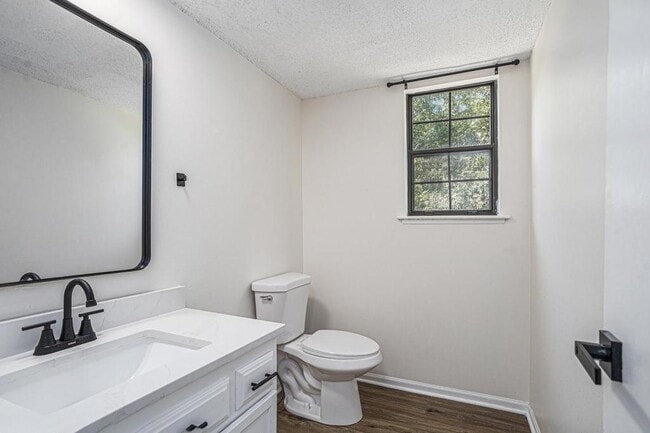 Building Photo - 318 NE Timbercreek Ct