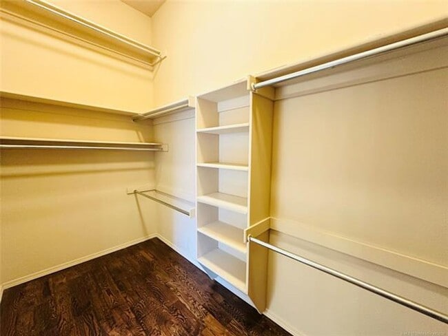 Building Photo - HOUSE FOR RENT