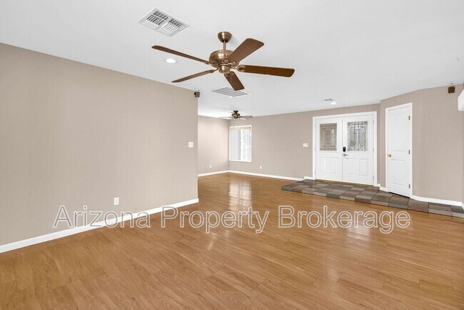 Building Photo - 5610 W Grovers Ave
