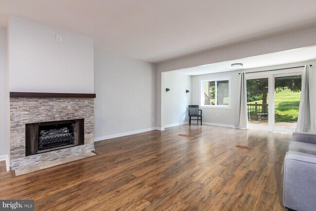 Building Photo - 7 Belaire Way