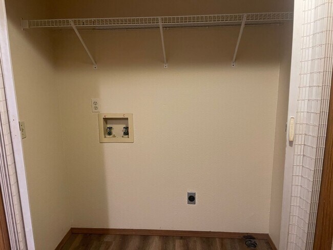 Building Photo - chestnut