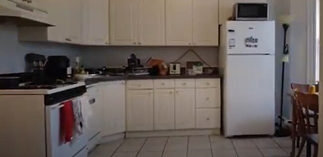 Building Photo - 4-bed + 1 1/2 bath BU-GAP